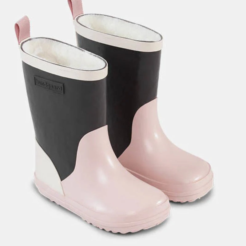 Bundgaard Aspen er en vinter‑gummistøvle til børn med varm uldfor, vandtæt naturgummi og skridsikker sål, perfekt til kolde og våde dage.