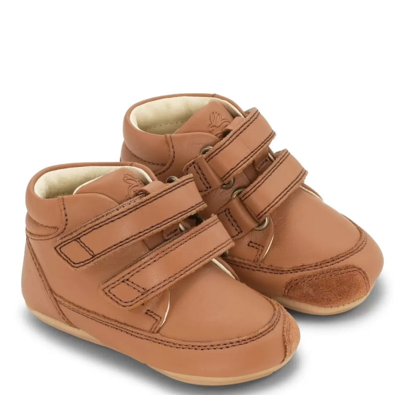 Bundgaard er en blød, fleksibel prewalker‑sko til små børn, der støtter de første skridt og naturlig fodudvikling.