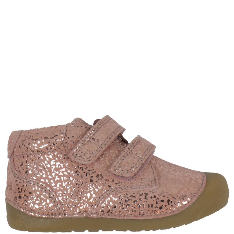 Bundgaard Petit er en begyndersko til små børn i blødt læder. Den har velcro og fleksibel sål, som støtter naturlig gang.