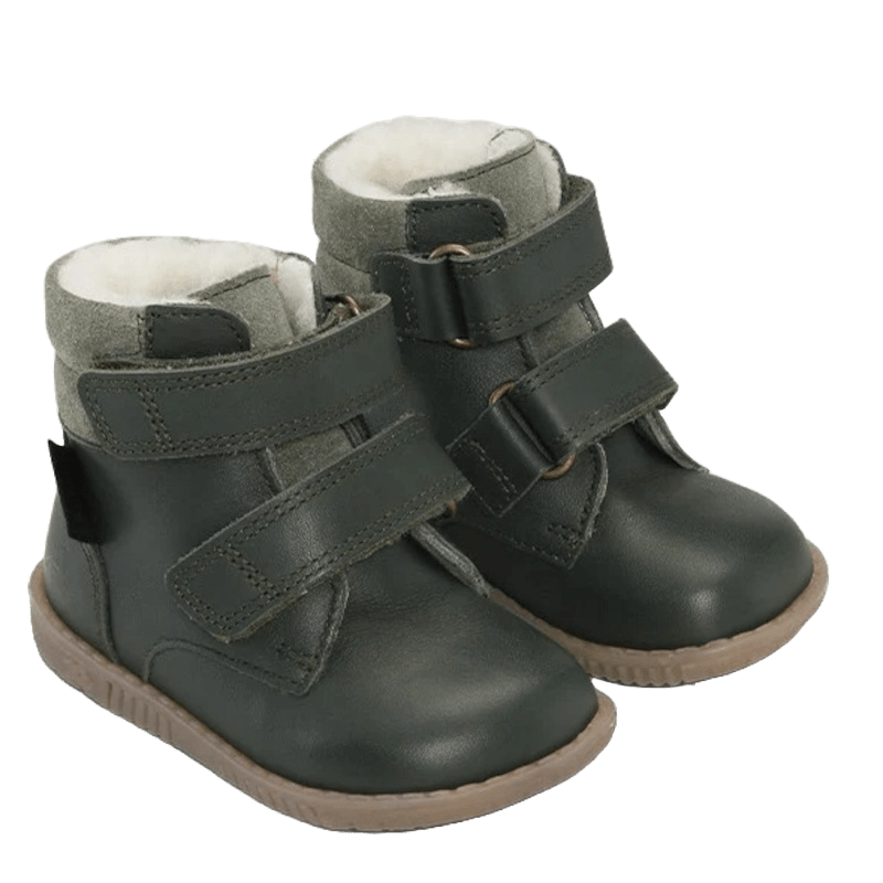 En grøn vinterstøvle til små børn fra Bundgaard med TEX-membran (vandtæt), uldfor og velcro-lukning, der holder fødderne varme, tørre og nemme at tage på.