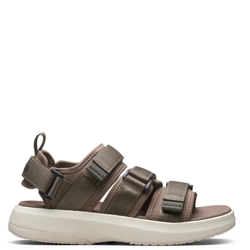 GAITLINE SANDAL I GRØN/BRUN MED LYS BUND, SANDALEN HAR JUSTERBARE VELKRO STROPPER OVER FODEN, SAMT I HÆLEN. EN DEJLIG OG BEHAGELIG SANDAL AT GÅ I.