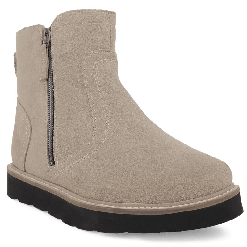 Støvlen er en bred, komfortabel støvle med udtagelig stødabsorberende indersål og blødt, slidstærkt materiale, velegnet til langvarig brug.