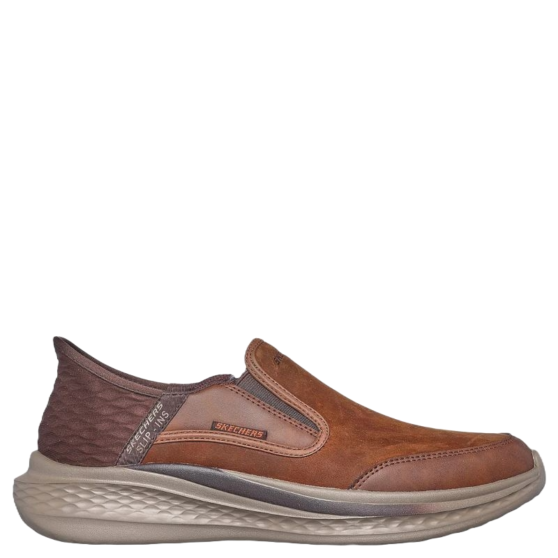 skechers slip-ins herresko, uden snørre, overdelen er i læder, samt en lys bund.
Skoen har en god komfort, samt der er nem at komme i og af.