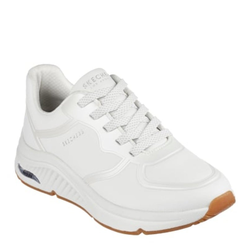 Hvid sneaker i syntetisk læder med perforeringer, Arch Fit® indersål og fleksibel ydersål – komfortabel og støttende til daglig brug