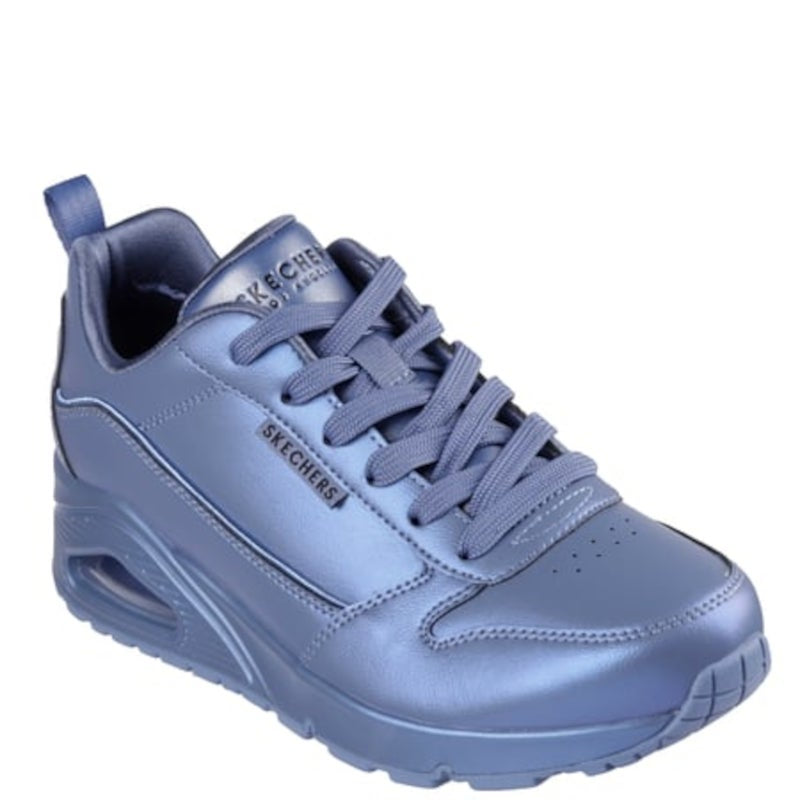 Sneaker i metallisk syntetisk materiale med snørelukning og Air-Cooled Memory Foam® indersål – stilfuld og komfortabel til hverdagsbrug.