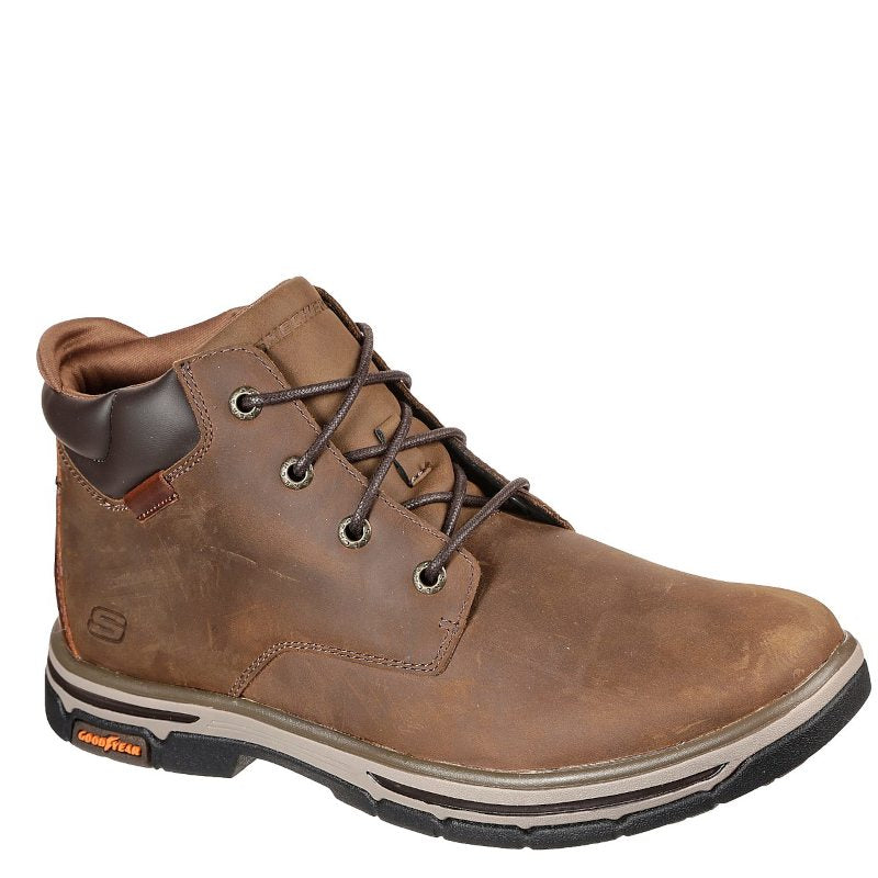 Desertbrun herrestøvle i glat læder med snørelukning, Air-Cooled Memory Foam® indersål og Goodyear® ydersål – stilfuld og komfortabel til hverdag og udendørs brug.