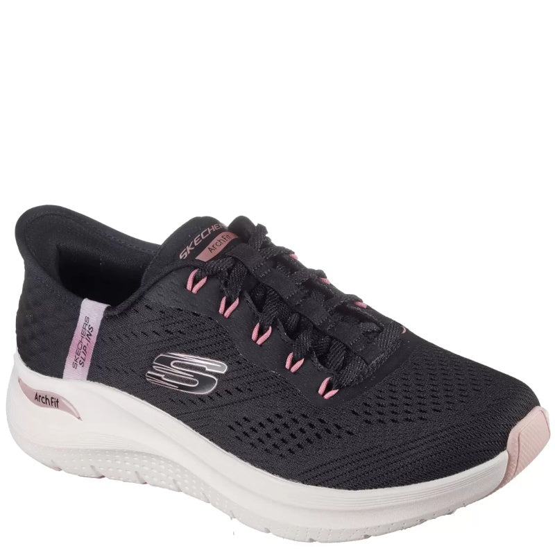 Skechers er en komfortabel slip‑on sneaker med åndbar overdel, indbygget svangstøtte og stødabsorberende sål. Den er let, fleksibel og nem at tage på, velegnet til hverdagsbrug og lange gåture.