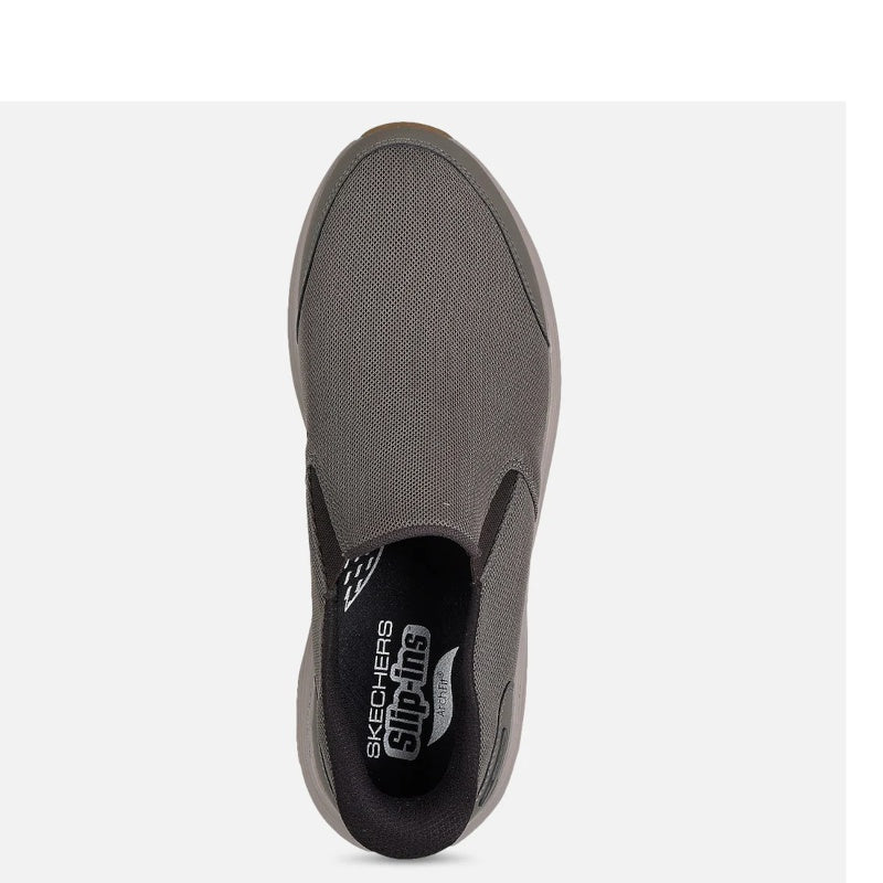 Skechers er en let slip‑on sko med stødabsorberende sål og svangstøtte, perfekt til hverdagsbrug og gåture.