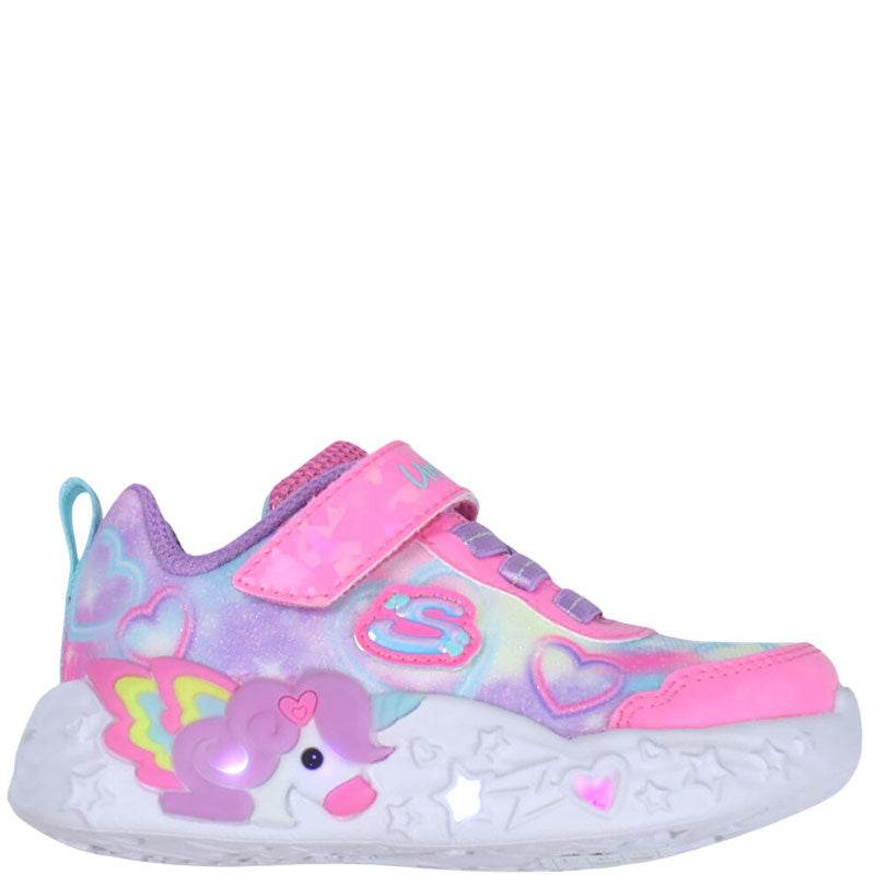 Skechers er en rosa børnesneaker med enhjørninge‑tema, lys i sålen, polstret indersål og justerbar velcro‑lukning, velegnet til leg og hverdag.