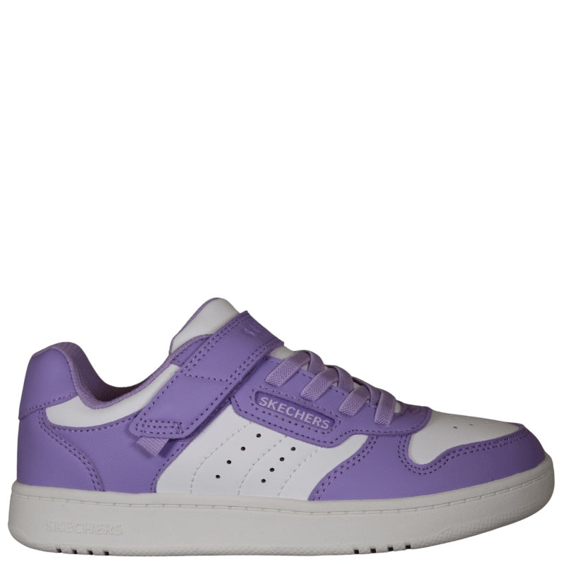 Skechers børnesneaker i hvid/lilla med polstret indersål, elastiske snørebånd og justerbar velcro rem, let og komfortabel til hverdag og leg.