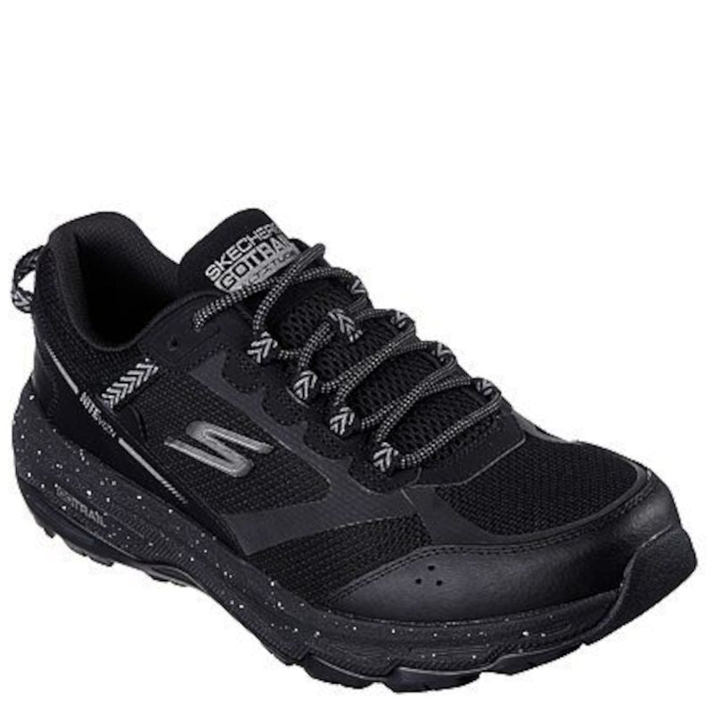 Skechers herresko i sort, med snørre lukning, skoen har en mesh overdel, en sko med komfort til terræn.