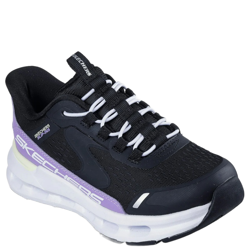 Skechers slip-ins sneakers er en let og komfortabel børnesneakers i sort med lilla detaljer, designet med blød Memory Foam-indersål, fleksibel sål og praktisk elastik snørre for nem påtagnin.