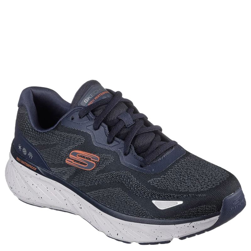 Elegant herre sneaker i blå, med vandtæt overdel i mesh og syntetisk materiale. Klassisk snørelukning, robust lys mellemsål og diskret logo på siden. Designet både funktionelt og stilfuldt – perfekt til hverdag og udendørseventyr.