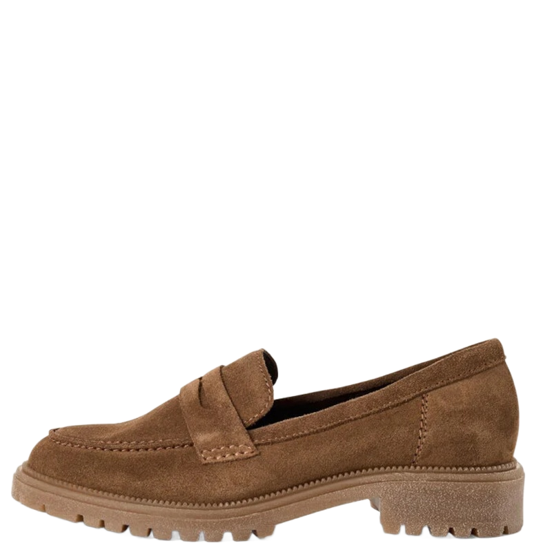 Tamaris er en klassisk damesko i loafer‑stil med læderoverdel, slip‑on design og lav blokhæl for komfort og stil.