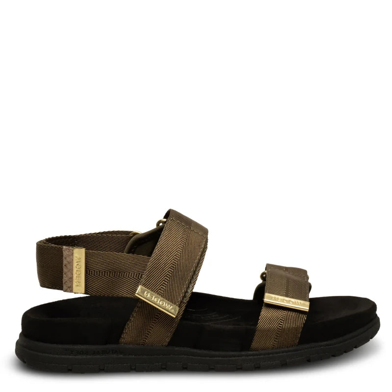 En enkel, moderne sandal i grøn med to brede remme — én over forfoden og én om anklen — monteret på en kontrastfuld, mørk sål.
