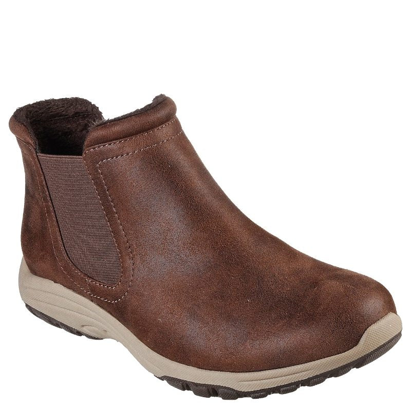 Chokoladebrun Chelsea-støvle med Relaxed Fit®, Air-Cooled Memory Foam indersål og fleksibel gummiydersål – stilfuld og komfortabel til hverdag.