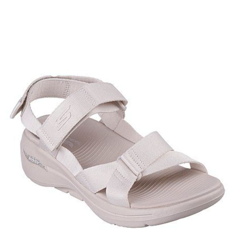 skeachers sandal i en fin lys farve, den har et afslappet look, sandalen har velcro remme ved hæl og ankel. en super sandal til dagligbrug samt gåturer.