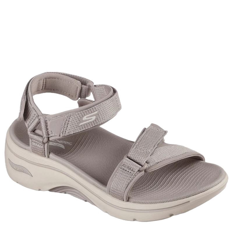skecher sandal i frisk sand fave til dame, sandalen er med justerbar velcro lukning over foden, i hæl og ankel. en lækker sandal med god støtte i aktivitet.