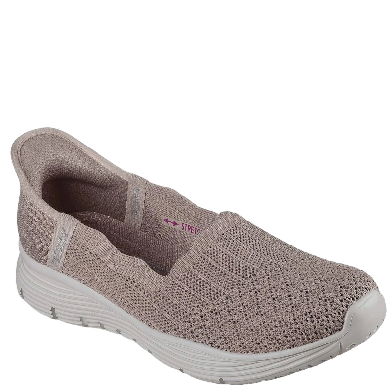 skechers slip-ins balerina i en lækker beige farve med en lys bund, samt en stretch overdel, skoen har en memory sål, hvilket gør den utrolig behabelig at have på.