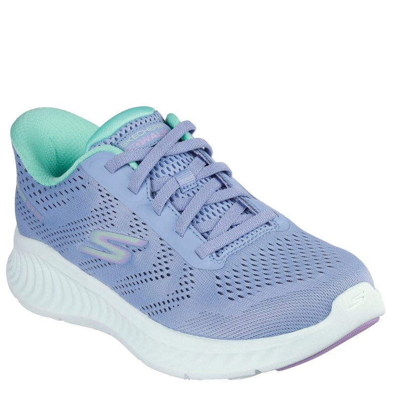 skechers slip-ins sneakers, i en smart lys blå farve, med en hvid bund.
skoen har snørre, samt en indersål i memory foam.
en god og fleksibel sko at bevæge sig i.