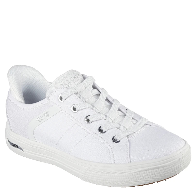 skeachers slip-ins sneakers i en skøn hvid farve. skoen er med snørre, samt en kanvas overdel.
en ideel sko til hverdagen.