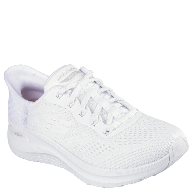 skechers slip-ins sneakers i en trendy hvid, Skoen er med snørre, mesh overdel, hvilket gør den behagelig og luftig.
en moderne sko, samt en god komfort.
