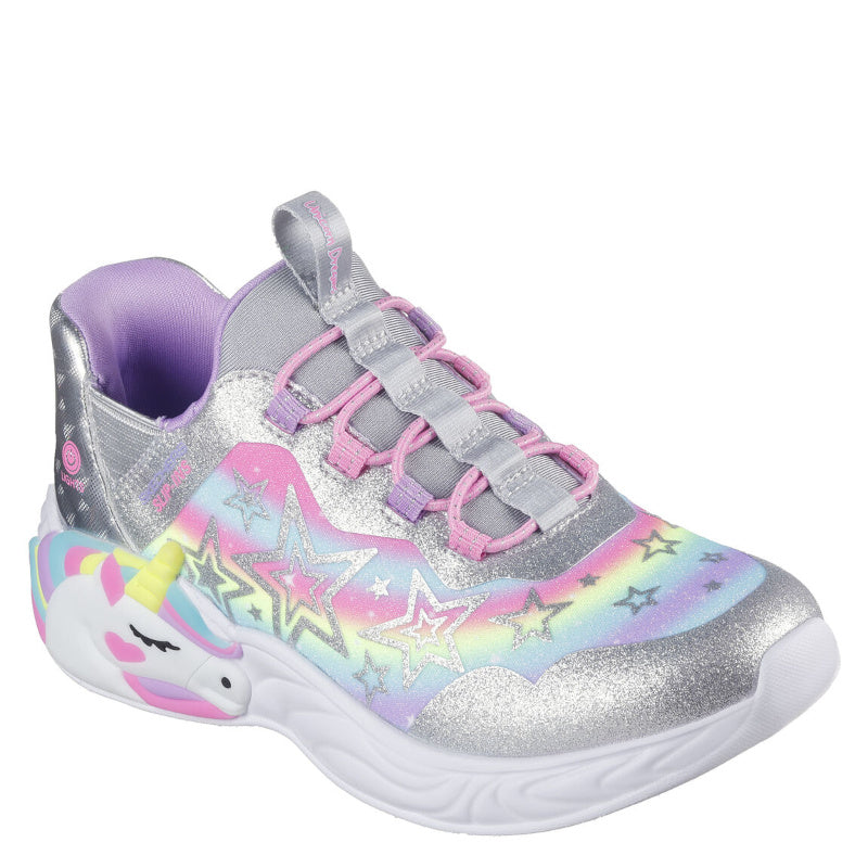 Skechers Slip-ins sneakers – en stilfuld og praktisk sko med glimmer og blinkeffekt.
Skoen har elastiske snørebånd, som gør den nem at tage på og af.
En ideel sko til både leg, aktivitet og fritid, hvor komfort og cool design går hånd i hånd.