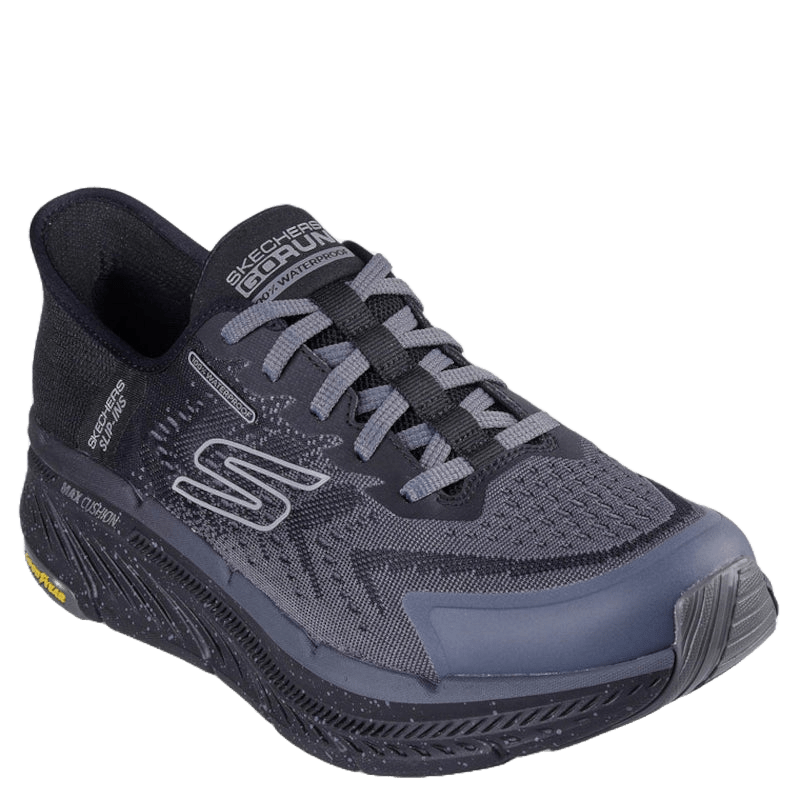 skechers slip-ins i sort, er en herresko, designet til både hverdag og udendørsbrug. Den er vandtæt, nem at tage på takket være Hands Free Slip-ins, Max Cushioning sko, med mellemsål i Air-Cooled Memory Foam indersål, som giver fremragende komfort og støtte hele dagen. Ydersålen i gummi sikrer godt greb og holdbarhed på forskellige underlag.