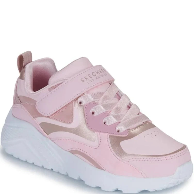 skechers sneakers i en fin lyserød farve til pige, med lys bund, skoen har en memory foam sål. skoen er designet til aktivitet og leg. har en fantastik pasform.