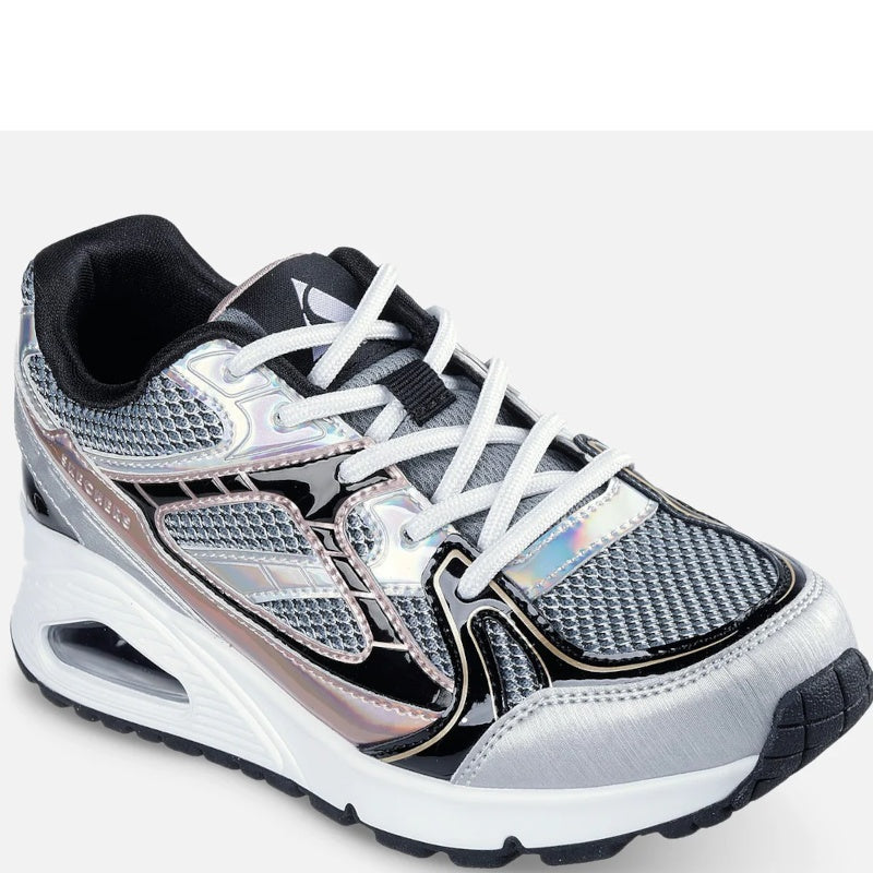 Skechers sneakers er en børnesneaker med metalliske detaljer, Air-Cooled Memory Foam indersål, Skech-Air stødabsorbering og fleksibel, skridsikker ydersål for komfort og stil hele dagen.