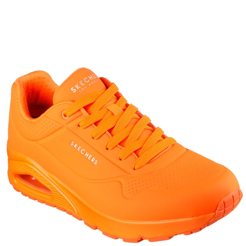 skechers snaekers i en trendy orange farve, til herre, skoen er med snørre, den har en memory foam sål, hvilken gør den behagelig og blød at bevæge sig i.