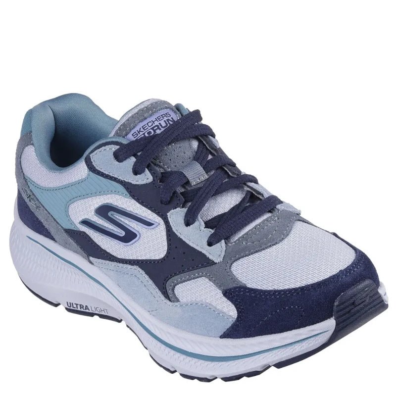 Skechers sneakers, kan bruges løbesko, i blå og grå nuancer med mix af mesh og ruskindsmaterialer. Letvægts sål med god stødabsorbering, polstret krave og snørebånd for sikker pasform. Sporty og funktionelt design.