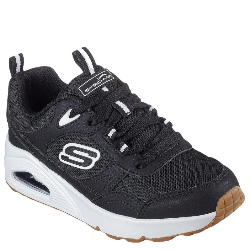 skechers sneakers i sort med hvid bund, skoen er med snørre lukning.
en fleksibel sko, med en god komfort. Bunden har har et godt greb. ideel til bevægelse og leg.