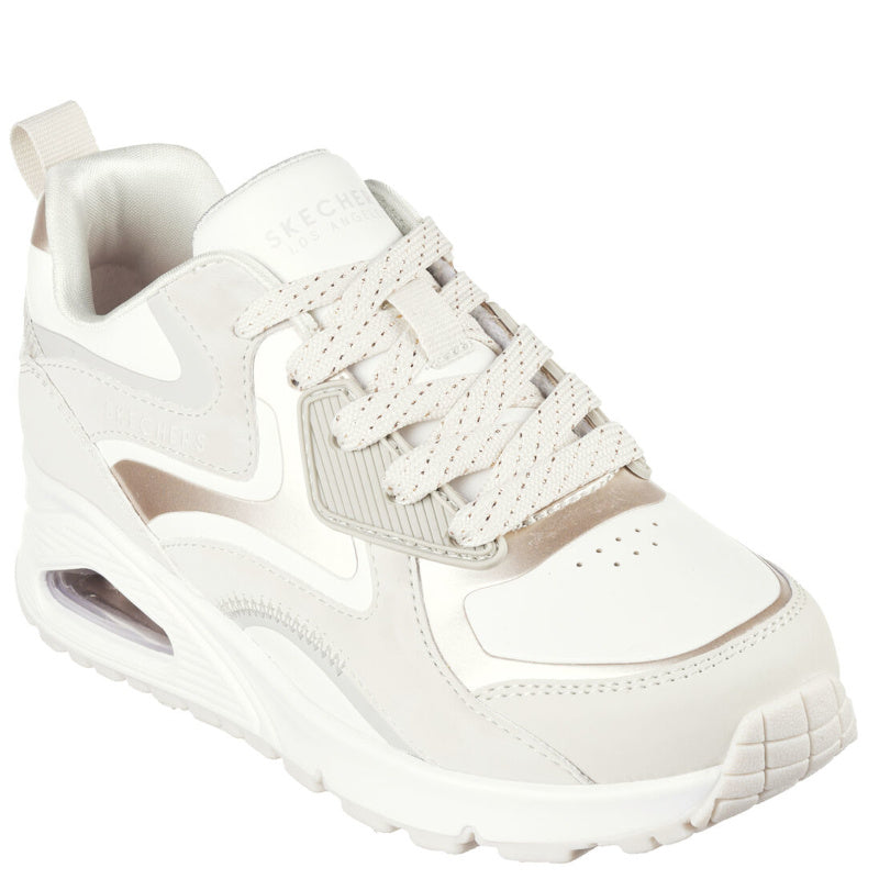 Denne børnesko fra Skechers er en moderne og sporty sneaker designet med både stil og komfort. Den kommer i en elegant kombination af hvide og beige nuancer med blanke og matte detaljer, der giver skoen et eksklusivt og smart udtryk.
Den har klassiske snørebånd, som giver en god og justerbar pasform.
den solide ydersål giver godt greb og stabilitet.
En ideel sko til aktive børn, der ønsker funktionalitet.