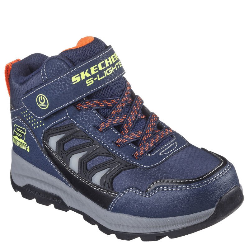 Skechers børnestøvle, den er mørkeblå med orange og neon-gule detaljer samt elastiske snørebånd og velcrorem for nem lukning. Støvlen er vandtæt, har en robust ydersål til godt greb og indbygget lys i siden, der aktiveres ved bevægelse, perfekt til aktive børn.