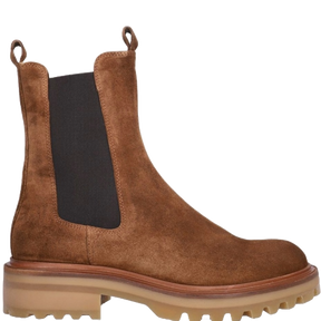 Billi Bi ankelhøj Chelsea-støvle i lysebrunt ruskind med elastiske sidepaneler og kraftig gummisål. Den kombinerer et moderne, råt udtryk med høj komfort og håndlavet kvalitet. Støvlen har skindfor, rund tå og en hælhøjde på ca. 3 cm – perfekt til både hverdag og pænere brug, når du vil have en stilren og alsidig støvle med karakter.
