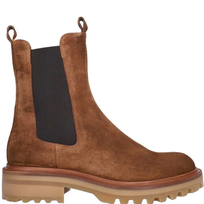 Billi Bi ankelhøj Chelsea-støvle i lysebrunt ruskind med elastiske sidepaneler og kraftig gummisål. Den kombinerer et moderne, råt udtryk med høj komfort og håndlavet kvalitet. Støvlen har skindfor, rund tå og en hælhøjde på ca. 3 cm – perfekt til både hverdag og pænere brug, når du vil have en stilren og alsidig støvle med karakter.