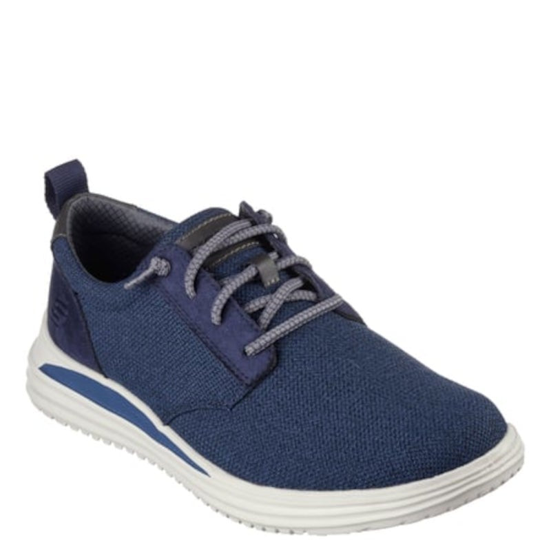 SKECHERS SNEAKERS I BLÅ OG MED EN HVID BUND, SKOEN ER MED SNØRRE, EN SMART OG GOD SKO TIL HERRE. 