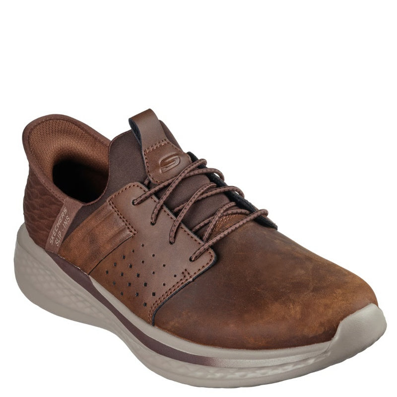 SKECHERS SLIP-INS HERRE SNEAKERS I BRUN, MED ELASTIK SNØRRE, EN DEJLIG OG BEHAGELIG SKO,MED GOD KOMFORT.