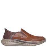 skechers slip-ins herresko, uden snørre, overdelen er i læder, samt en lys bund.
Skoen har en god komfort, samt der er nem at komme i og af.