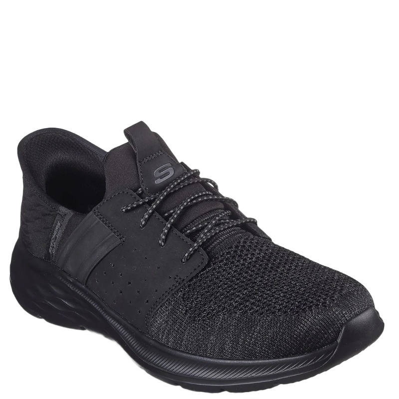 Skechers er en sort herresko med slip-in-design, der gør den nem at tage af og på, og den er lavet med blød memory foam-indersål for høj komfort i hverdagen.