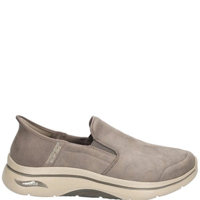 Skechers er en mørk taupe farvet slip‑on herresneaker med komfortabel Arch Fit® svangstøtte og støddæmpende ULTRA GO® mellemsål, ideel til hverdagsbrug.