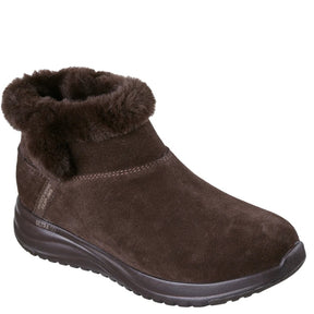 Skechers er en vandtæt, mørkebrun vinterstøvle til kvinder med polstret memory foam‑indersål, blød pelsforing og fleksibel ydersål, designet til varme og komfort i koldt vejr.