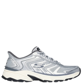 Skechers er en grå herresneaker med slip‑on‑funktion, polstret memory foam‑indersål og fleksibel ydersål, designet til komfortabel hverdag og gåture.