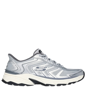 Skechers er en grå herresneaker med slip‑on‑funktion, polstret memory foam‑indersål og fleksibel ydersål, designet til komfortabel hverdag og gåture.