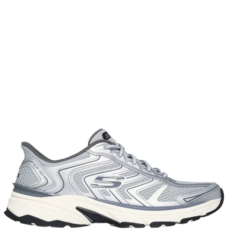 Skechers er en grå herresneaker med slip‑on‑funktion, polstret memory foam‑indersål og fleksibel ydersål, designet til komfortabel hverdag og gåture.
