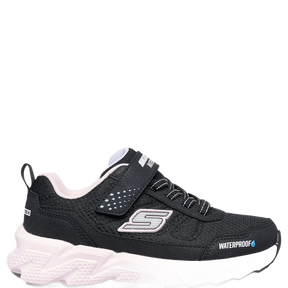 Skechers er en børnesneaker med sort mesh- og syntetisk overdel, velcro- og elastiklukning, støddæmpende mellemsål og fleksibel ydersål, designet til aktiv leg og beskyttelse mod fugt.