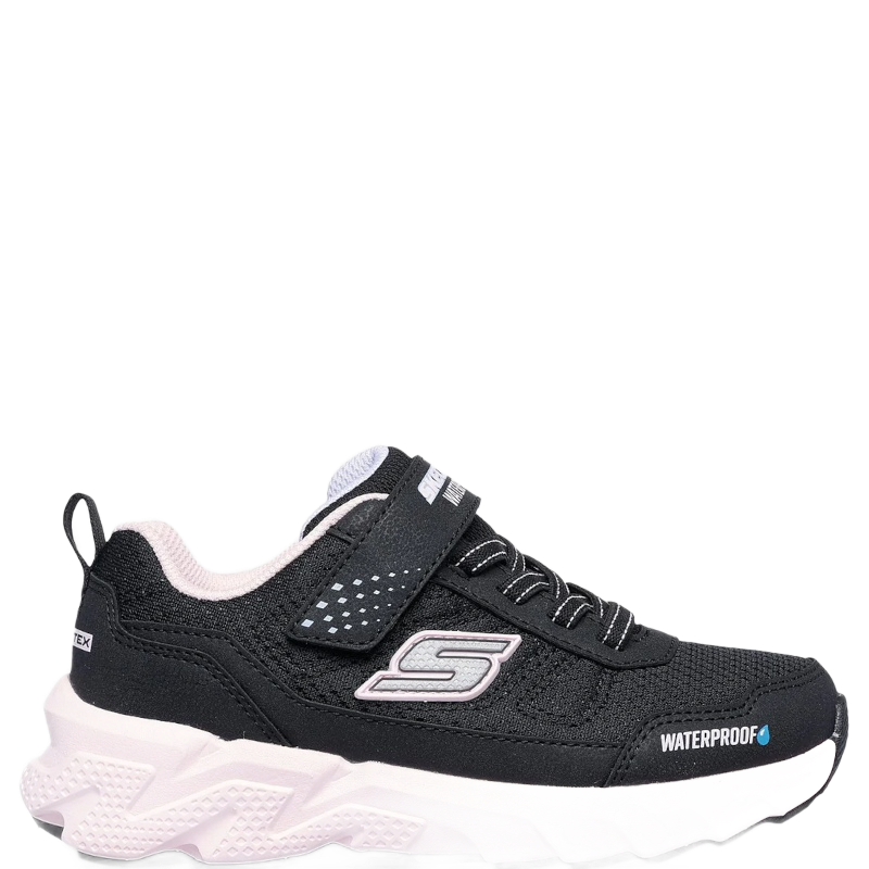 Skechers er en børnesneaker med sort mesh- og syntetisk overdel, velcro- og elastiklukning, støddæmpende mellemsål og fleksibel ydersål, designet til aktiv leg og beskyttelse mod fugt.
