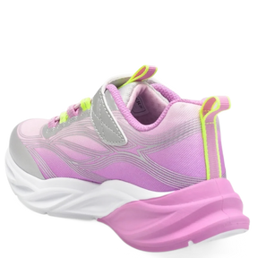 Skechers er en børnesneaker med glitrende ombré-design i sølv og lilla, blød komfortindsats, fleksibel sål og lys i mellemsålen, kombineret med elastiske snørebånd og velcro for nem påtagning.