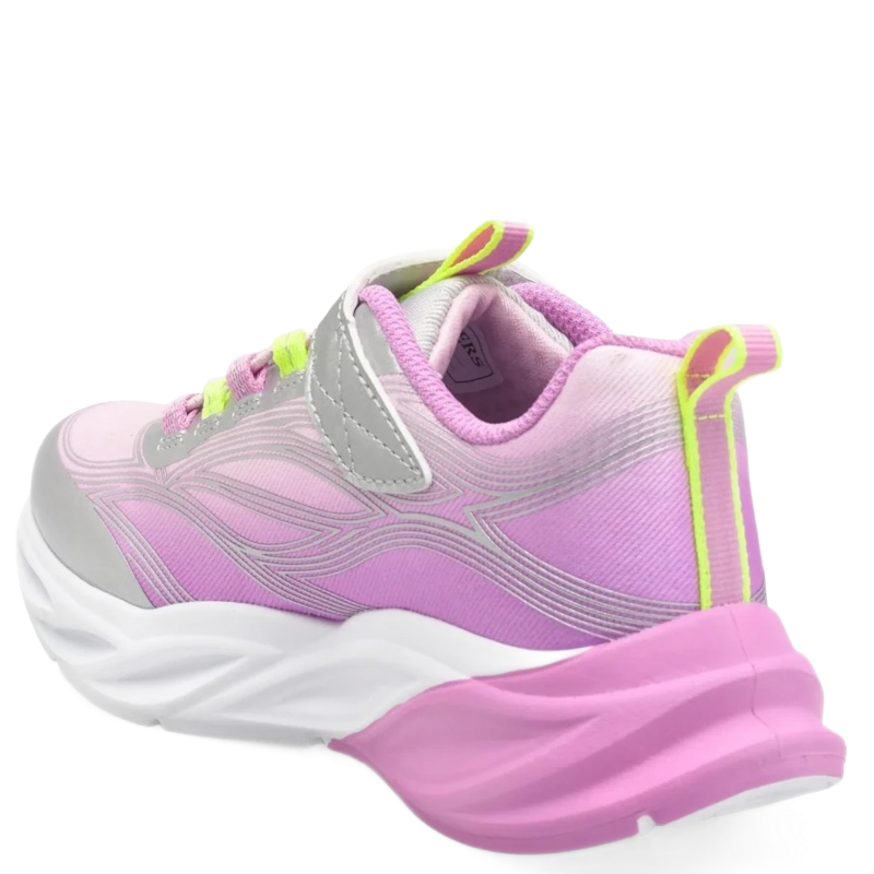 Skechers er en børnesneaker med glitrende ombré-design i sølv og lilla, blød komfortindsats, fleksibel sål og lys i mellemsålen, kombineret med elastiske snørebånd og velcro for nem påtagning.